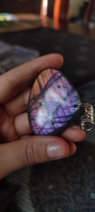 Labradoryt fioletowy pomarańczowy kryształ labradarytu wisior wisiorek
