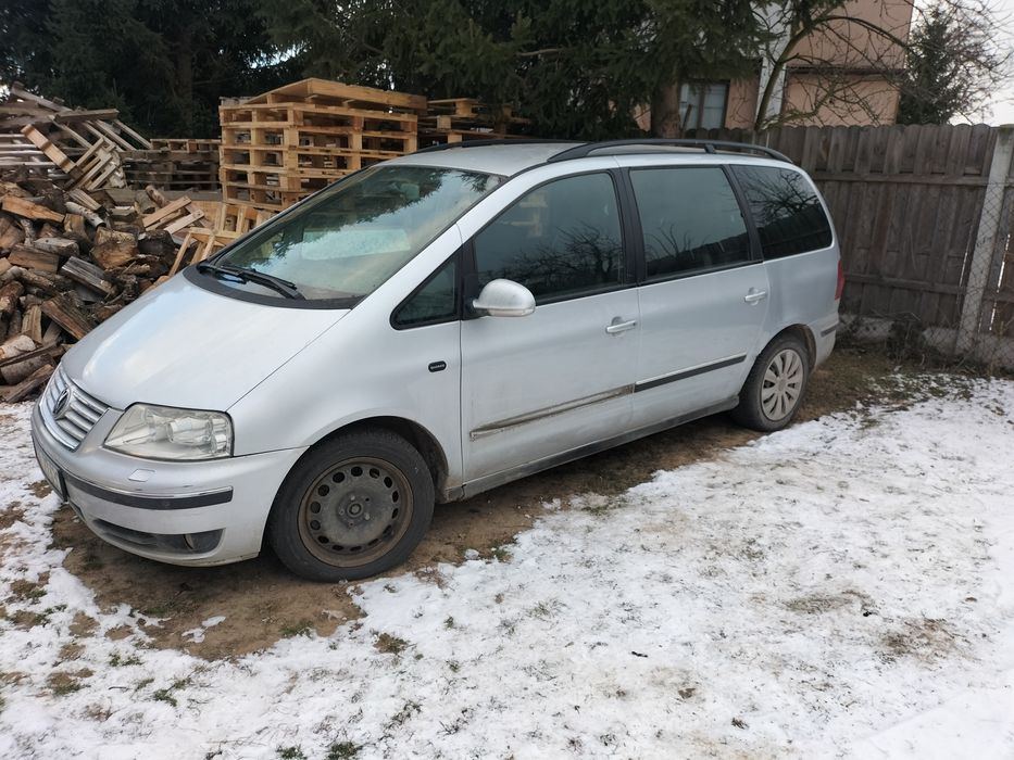 VW Sharan z hakiem
