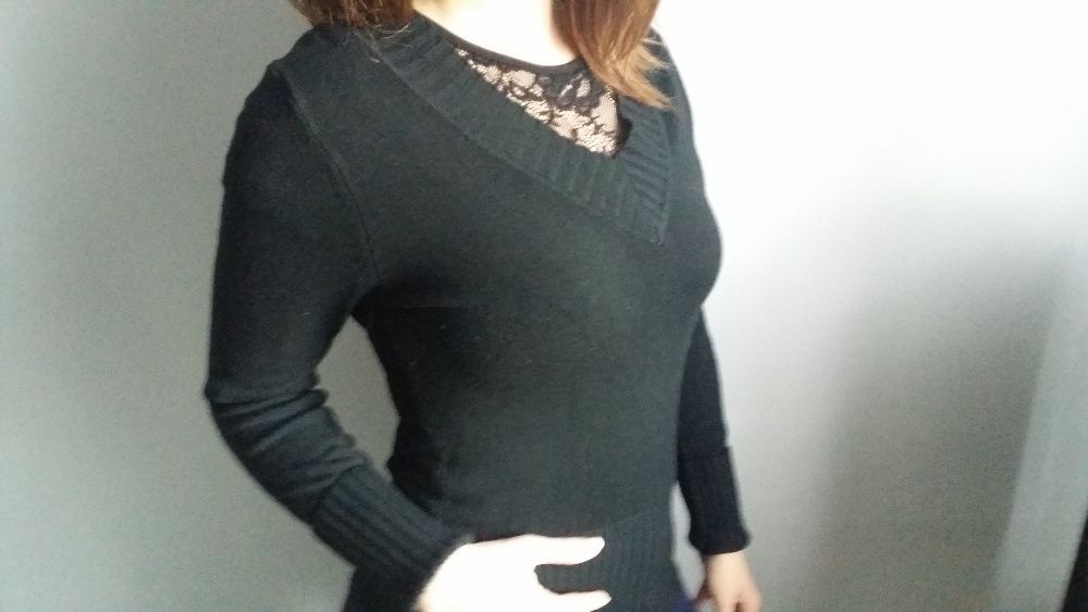 Czarny klasyczny sweterek w serek, elegancki