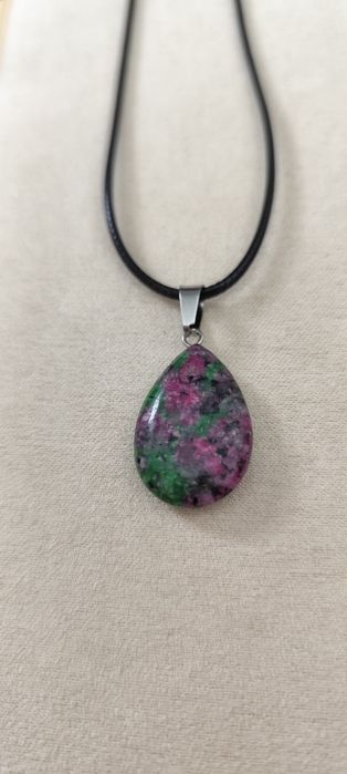 Colar com pendente em pedra semipreciosa