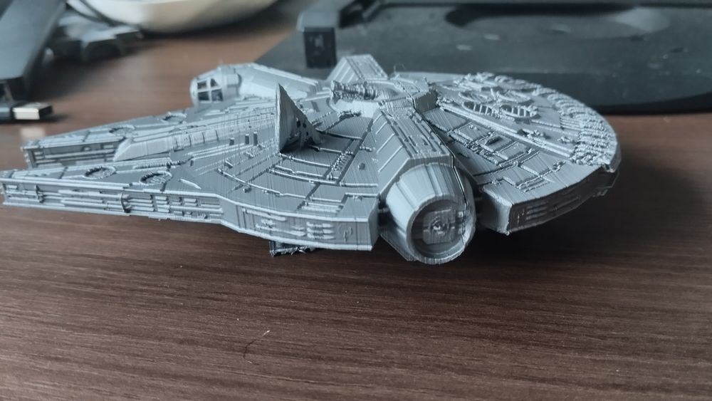 Nave space 1999 Millennium Falcon