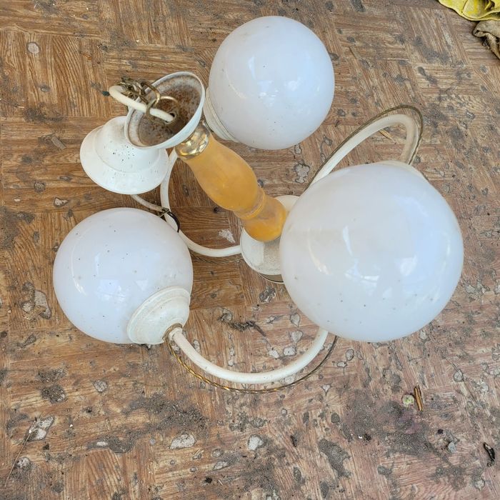 Lampa PRL sufitowa wiszaca 3 klosze biala drewno