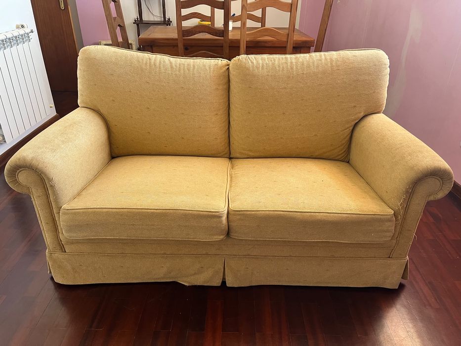 Sofá de 2 lugares usado – estilo clássico