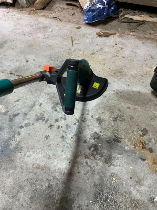 Máquina de aparar relva