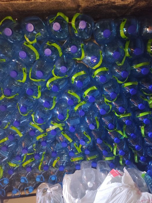 Пластикові пляшки.