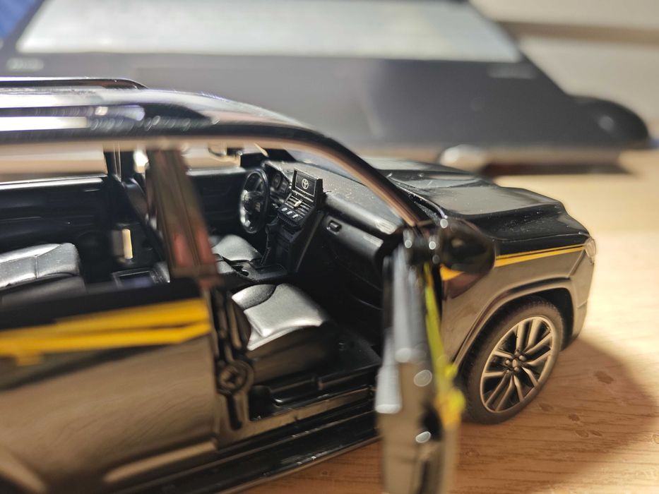 1/32 Miniatura Toyota Land Cruiser LC300