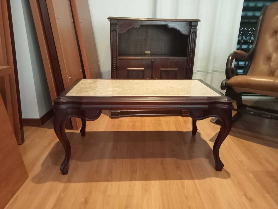 Conjunto de sofá de 3 lugares + mesa de centro  - estilo clássico - Usado - pele sintética