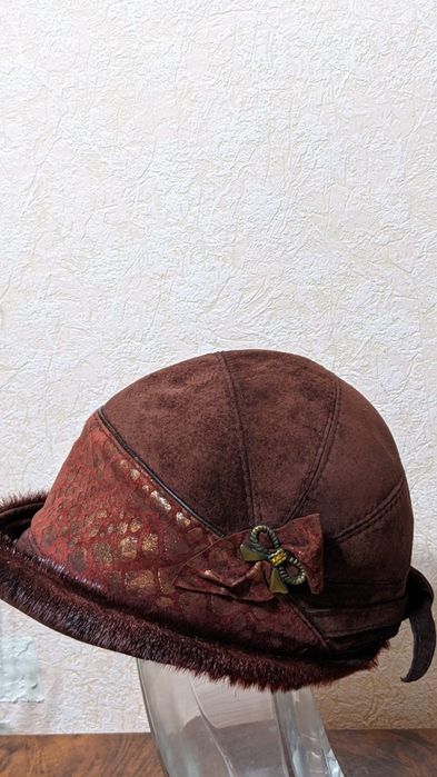 Шапка жiноча з в воротки,прикрашена хутром норки