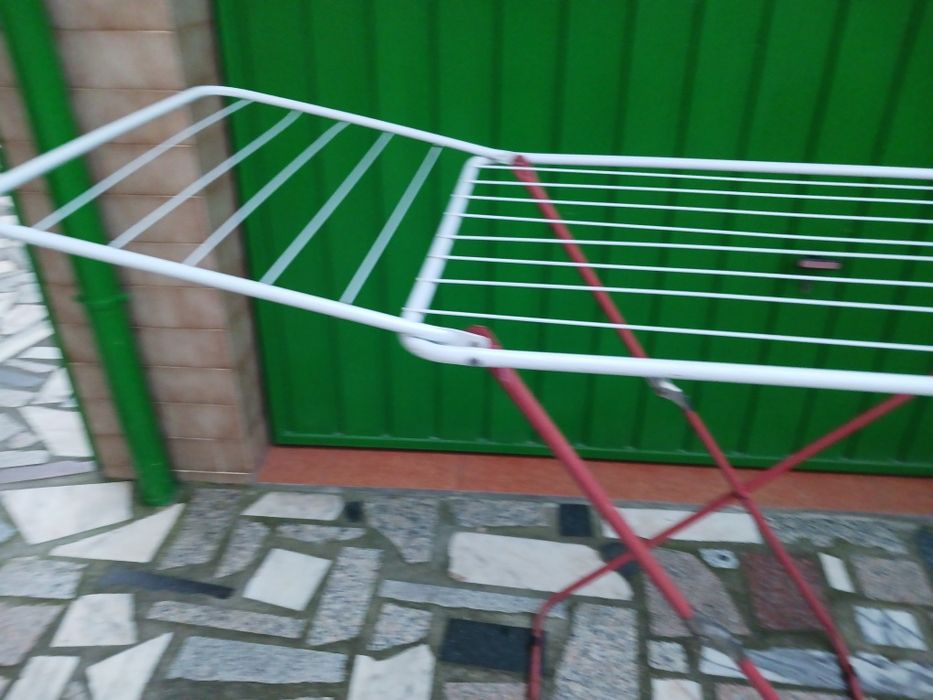 Estendal prático de abrir e fechar para fácil arrumação. Com pouco uso