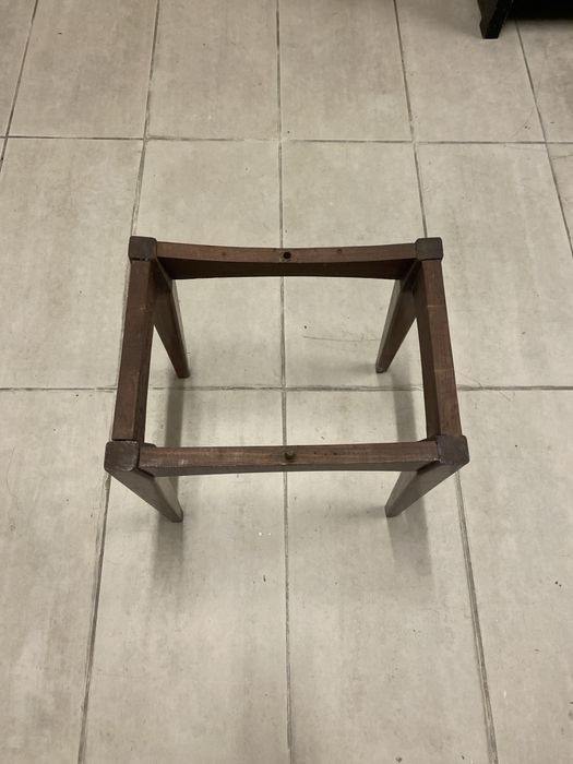 Estrutura de banco ou mesa em madeira sem tampo