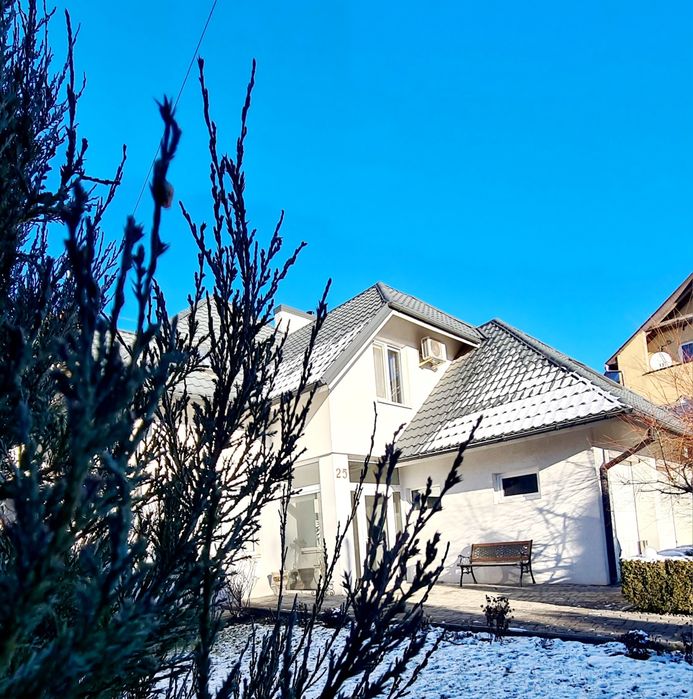 Будинок з басейном і гаражем на 2 авто