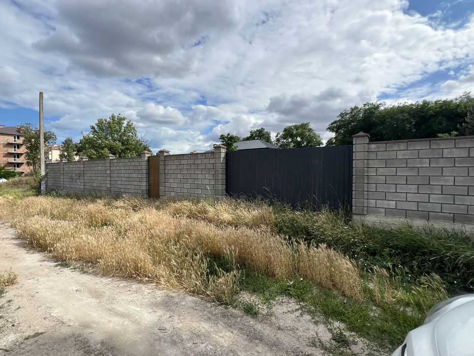 Продаю участок в центре Великодолинское.