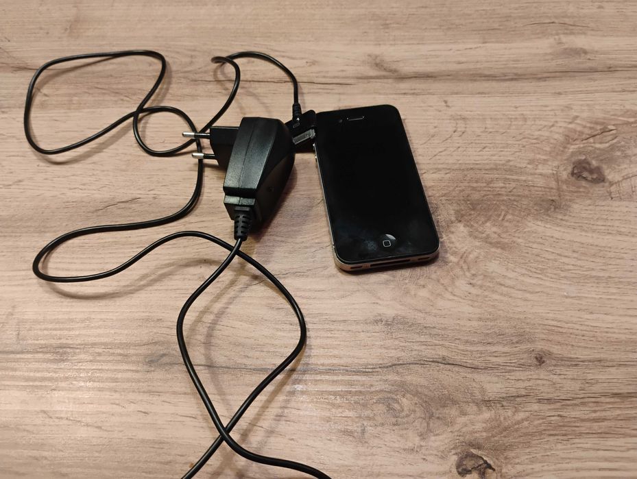 iPhone 4 w zestawie z ladowarka