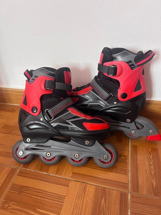 Patins em linha de cor preto e vermelho