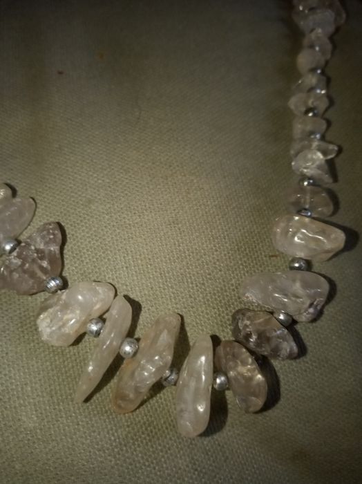 Naszyjnik z białych kamyków PRL