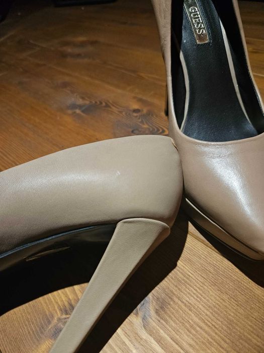 Szpilki Guess 38 kremowe