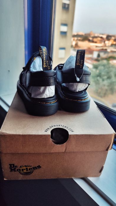Sandálias dr martens novas