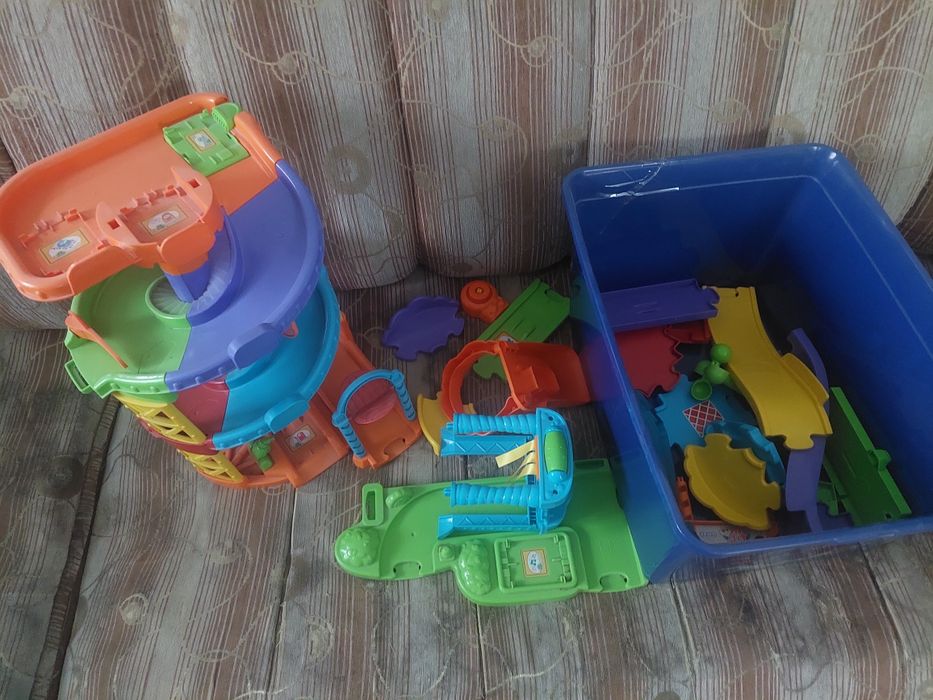 Zestaw Vtech tut tut wieża parkingową