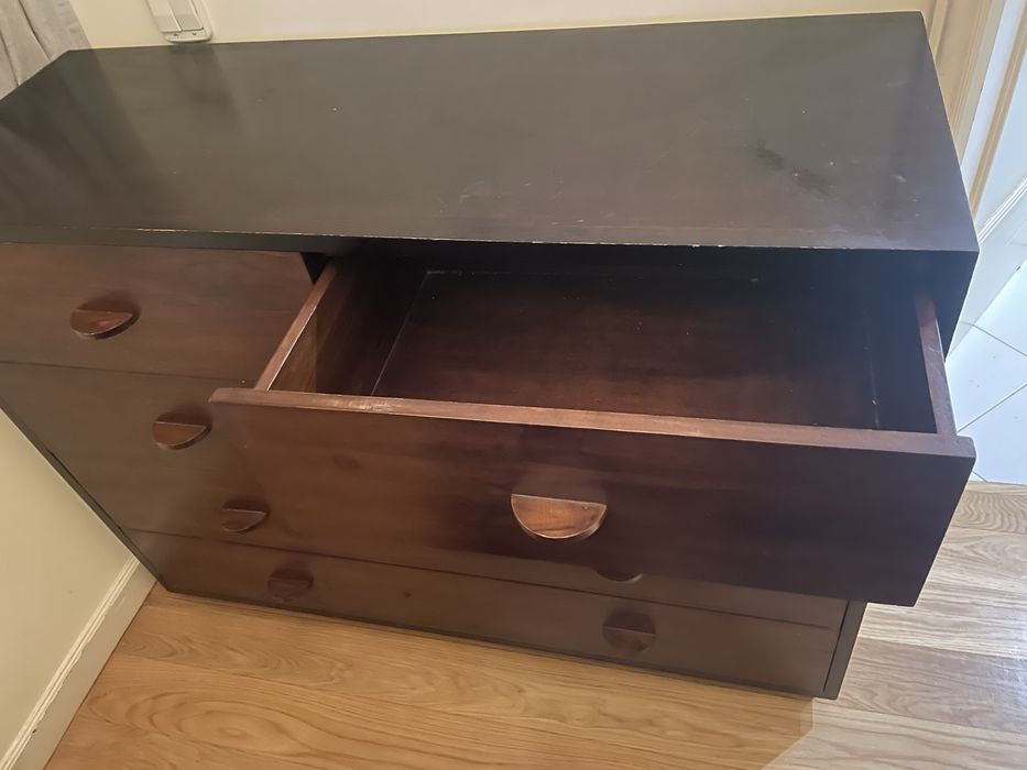 Cómoda em madeira maciça