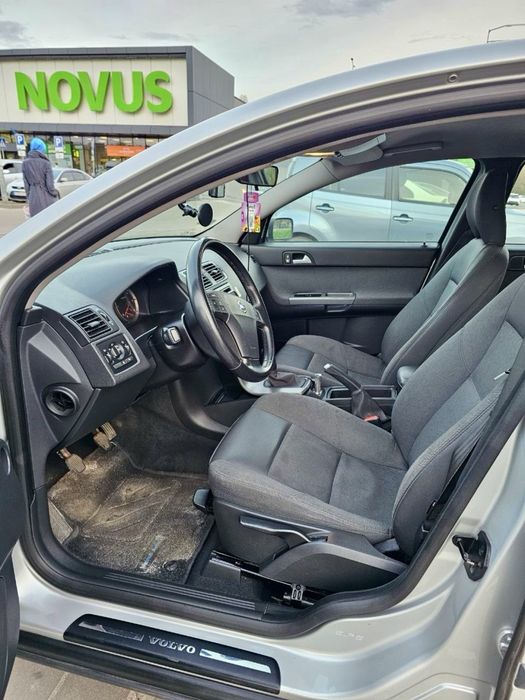Терміново продам надійний Volvo v50 1.6D