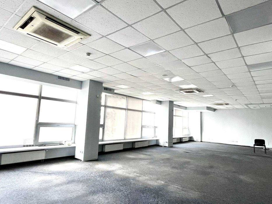 Офісний поверх у центрі Києва. Площа - 288м2. Метро - 5 хв.