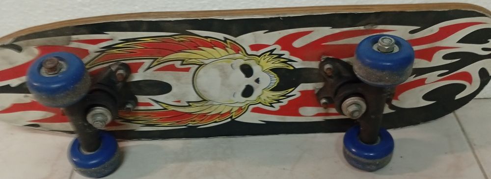 Miniskate com desenho de caveira