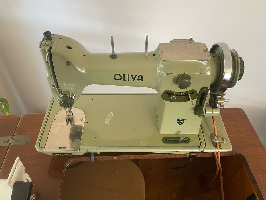 Máquina de costura Oliva  a funcionar
