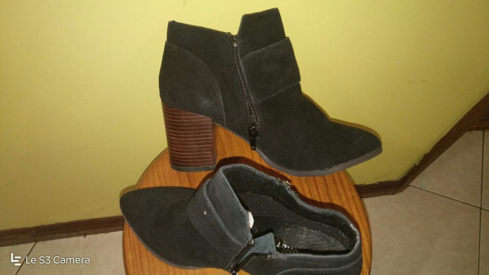 Botins pretos, camurça e pele, novos, baixa preço!!