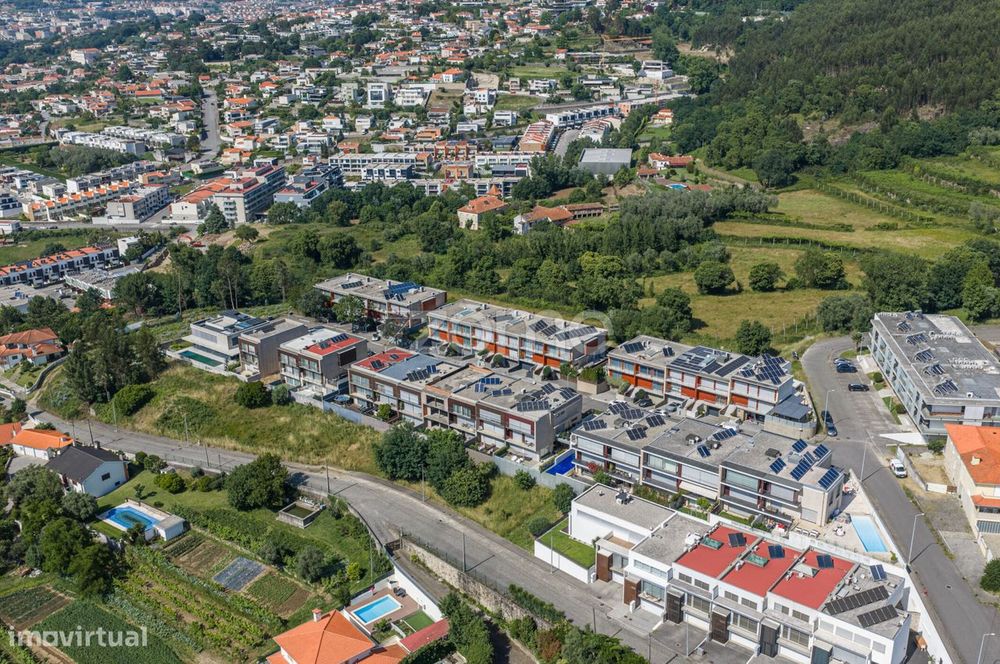 Moradia T4 | 345 m2 Área Bruta | Garagem | Logradouro | Fraião - Br...
