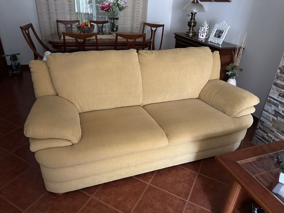 Sofá  3 lugares amarelo