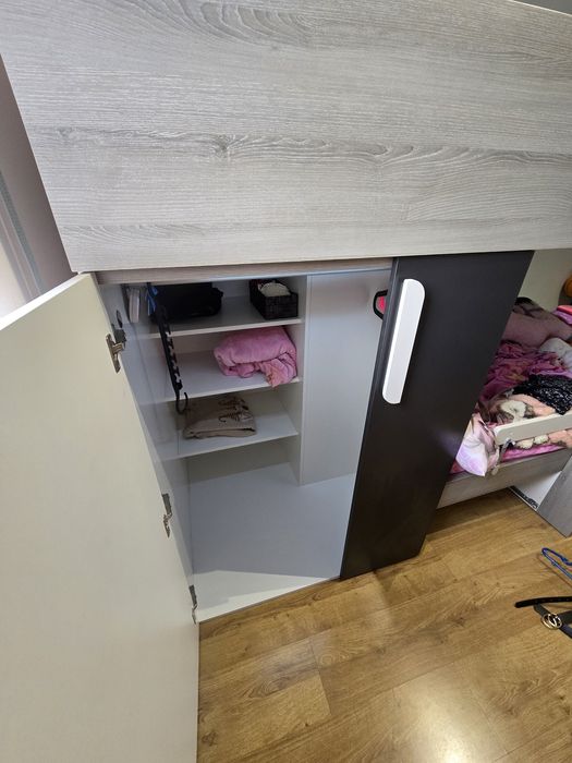 Cama beliche c 2 colchoes, closet  e 2 gavetas . Cores neutras