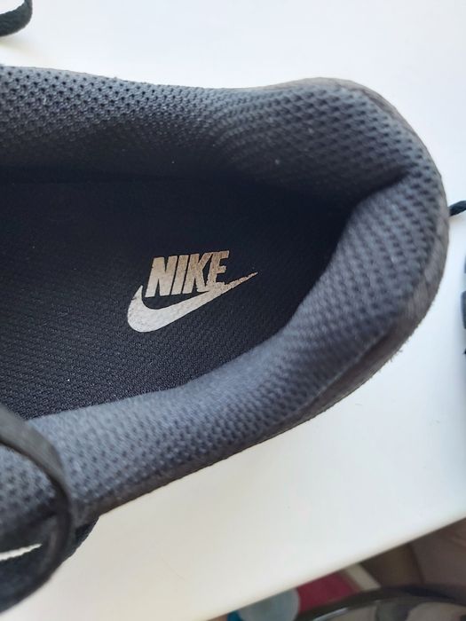 Продам фирменные кроссовки NIKE