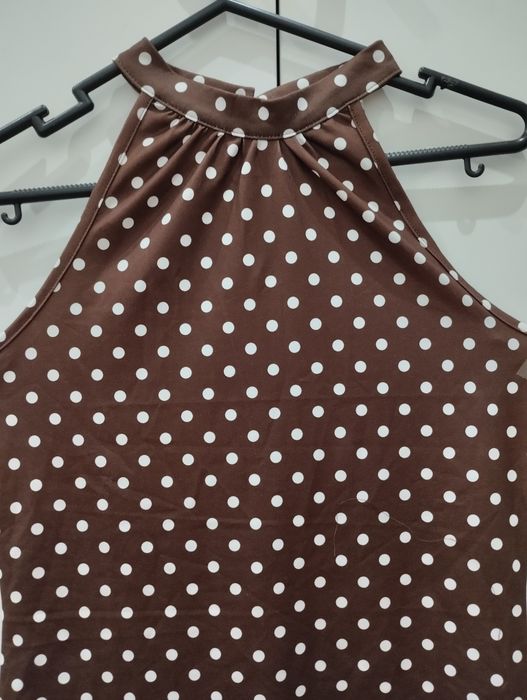 Blusa as bolinhas com ombros a mostra.muito  fresquinha