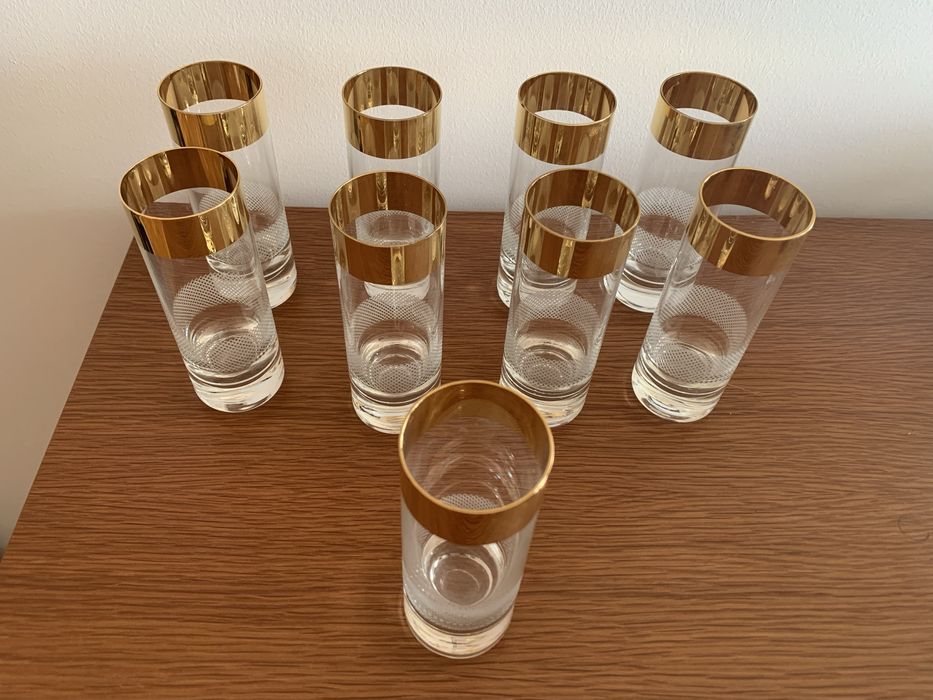 Copos altos com pormenor dourado