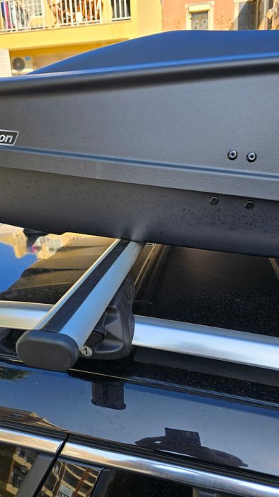 Bagageiro 390l de tejadilho de carro com as respetivas barras adaptadoras. Entrega apenas no local.