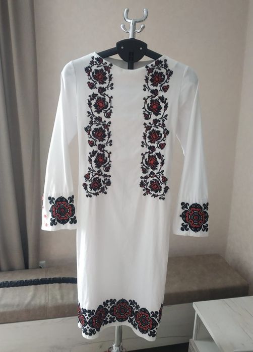 Вишита сукня ручної роботи