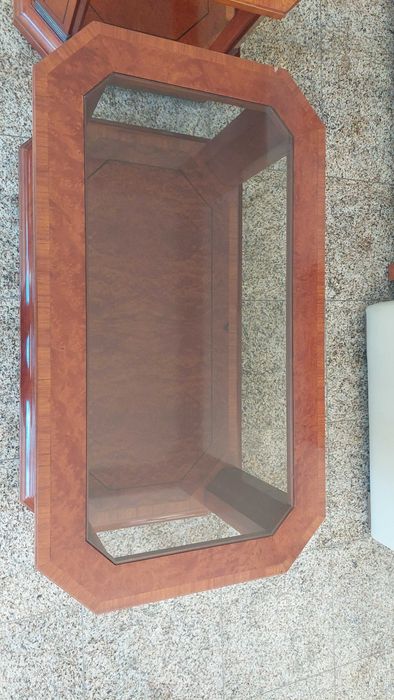 Mesa de centro retangular de madeira e tampo de vidro