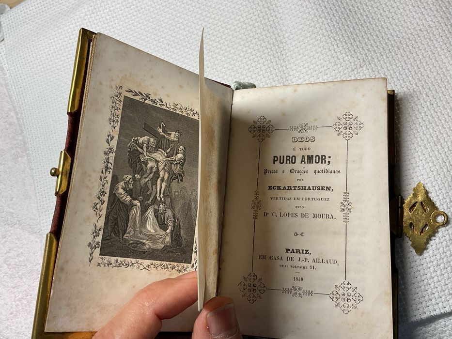 Livro religioso com ferragens douradas - Preces e orações quotidianas