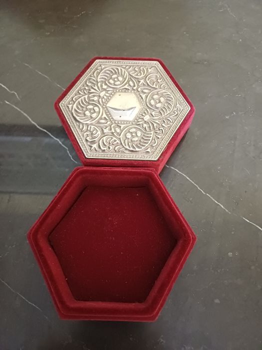 Caixa de veludo vintage, hexagonal com incrustrações em prata.