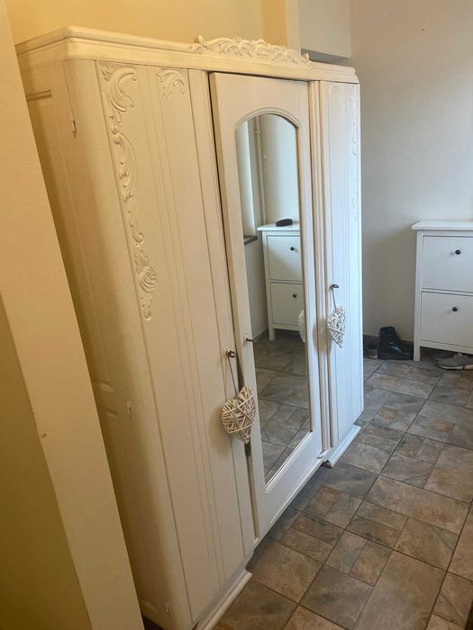 Stylowa szafa trzydrzwiowa w stylu prowansalskim.