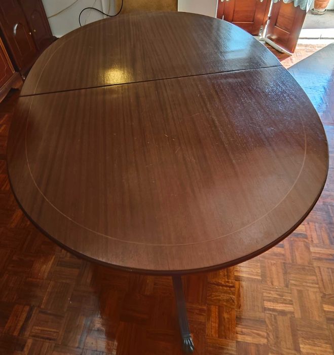 Conjunto Clássico de Sala de Jantar: Móvel + Mesa + 8 Cadeiras
