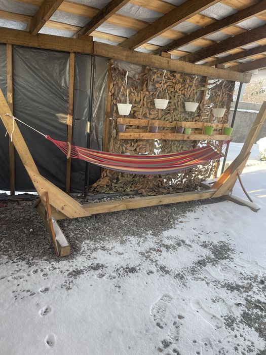 Гамак на деревяном каркасе