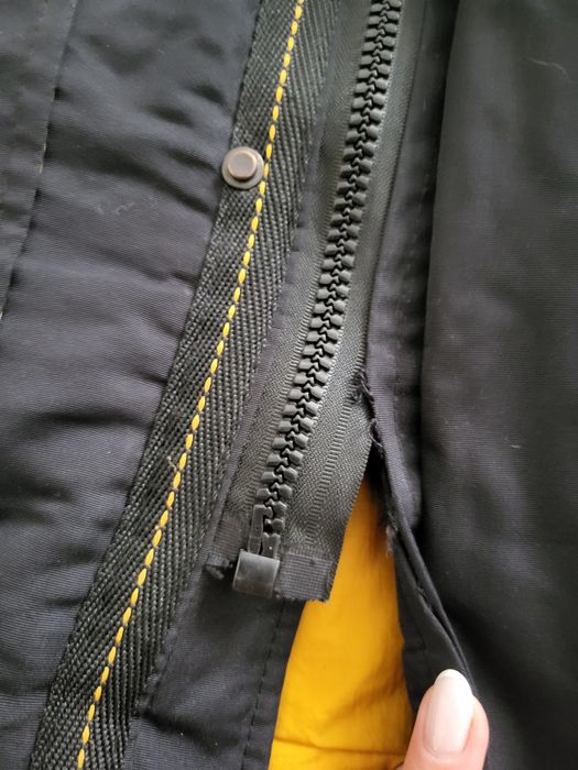Czarna parka kurtka zimowa