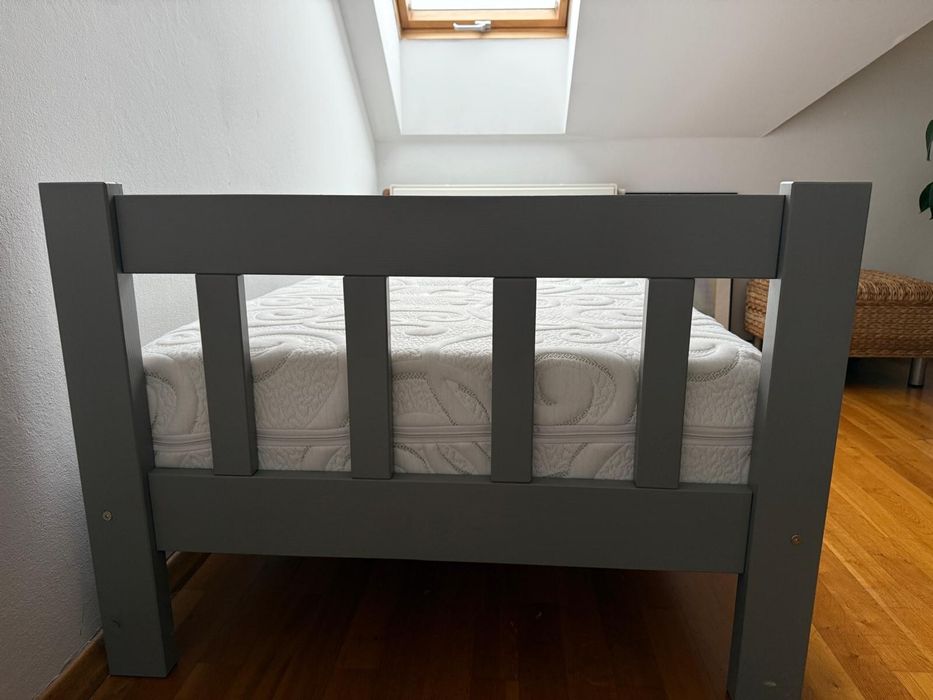 Sprzedam łużko jednosobowe z materacem .