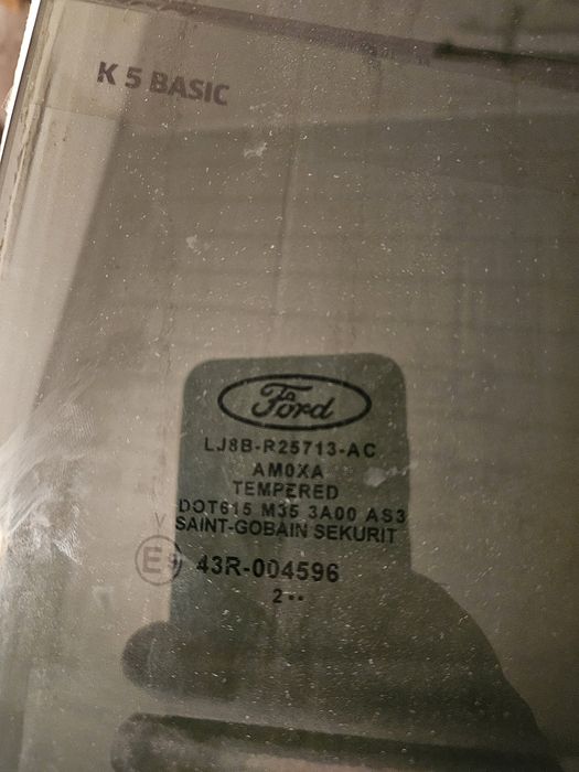 Форд мустанг мач є залишки після ремонту