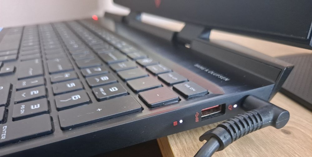 Laptop HP OMEN 15 144Hz i5-9300H, GTX 1650,  8GB RAM,  256GB SSD+1TB HDD