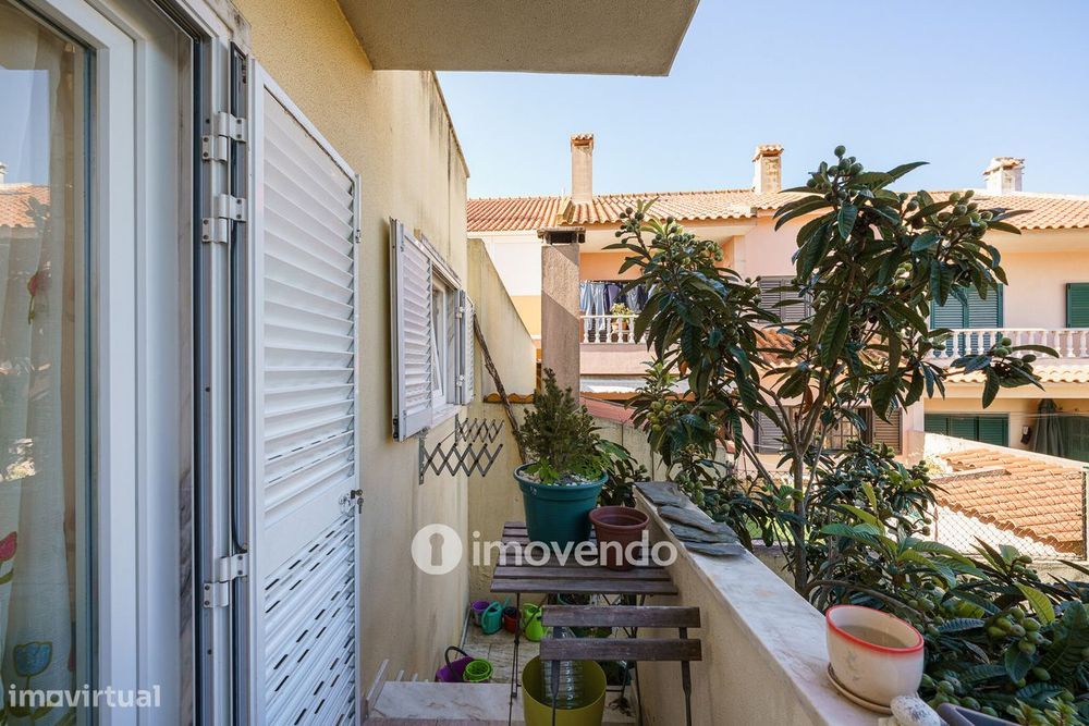 Moradia T3 com garagem e jardim, em Corroios