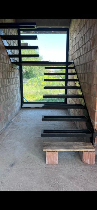 Schody półkowe wspornikowe