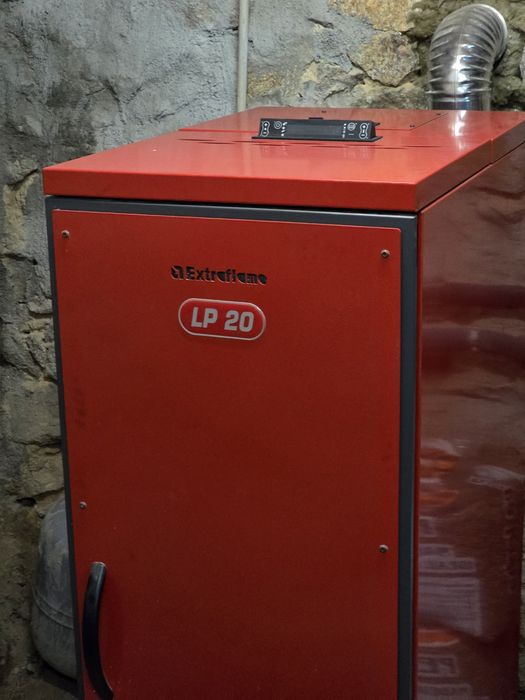 Caldeira a pallets com  + 10 radiadores com termostato