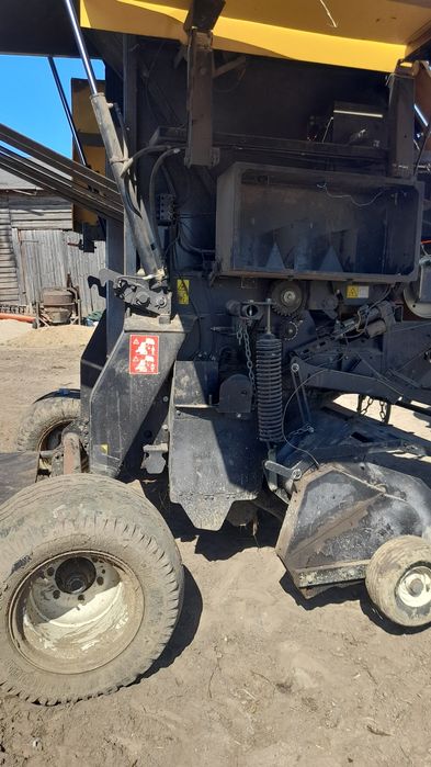 Prasa New Holland BR7070